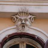 A rendere la struttura ancora pi� particolare sono il mascherone apotropaico raffigurante un demone cornuto che sormonta il balcone centrale del secondo piano...